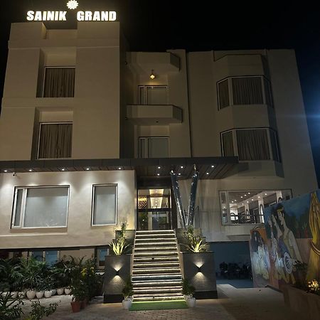 Hotel Sainik Grand Varanasi Exterior photo